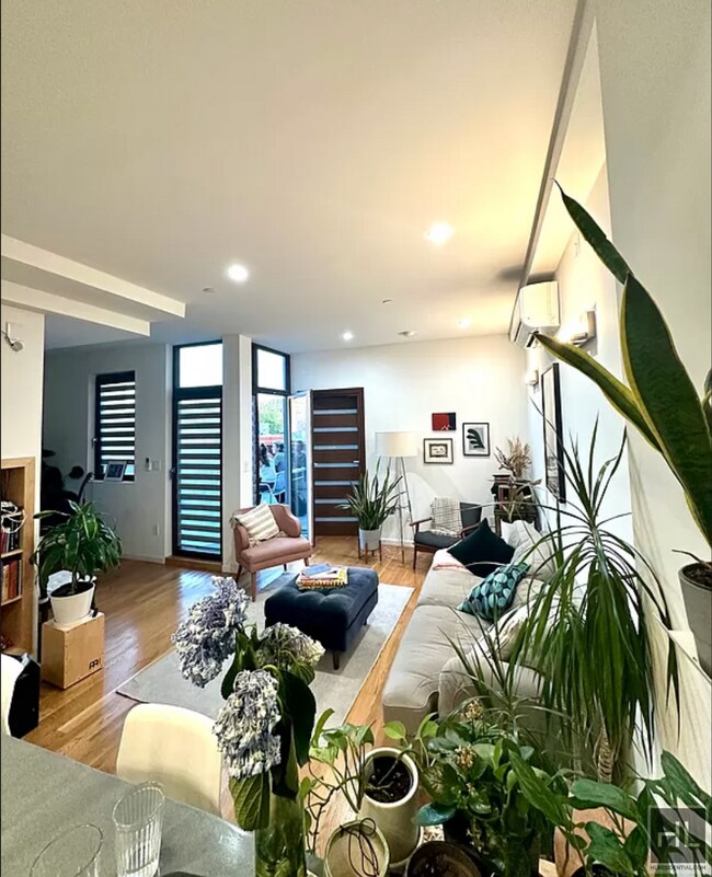 Building Photo - Incredible Penthouse JAVA STREET