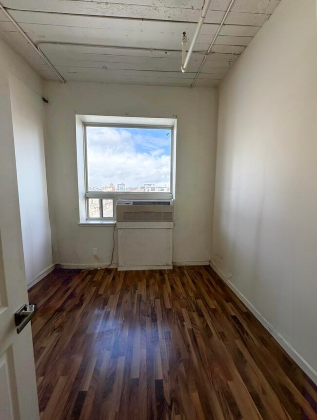 Building Photo - Junior One-Bedroom with Amazing Views in a...