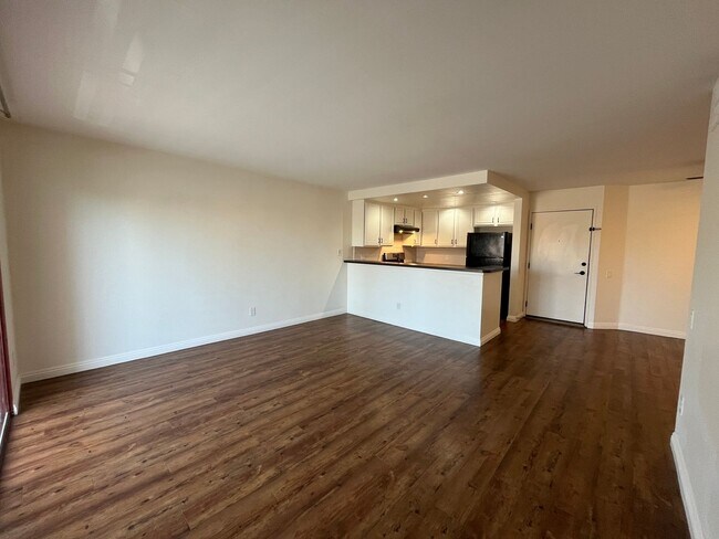Foto del edificio - Canoga Park 2+1 w/pool + spa, gated entry + parking included!