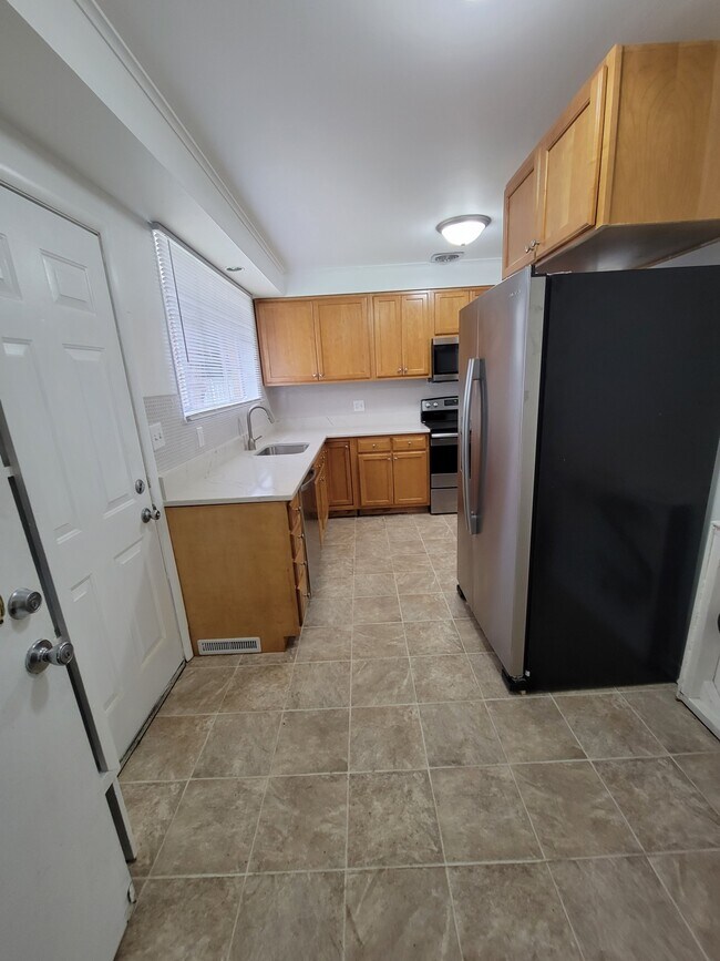 Building Photo - 4011 Buckingham Dr