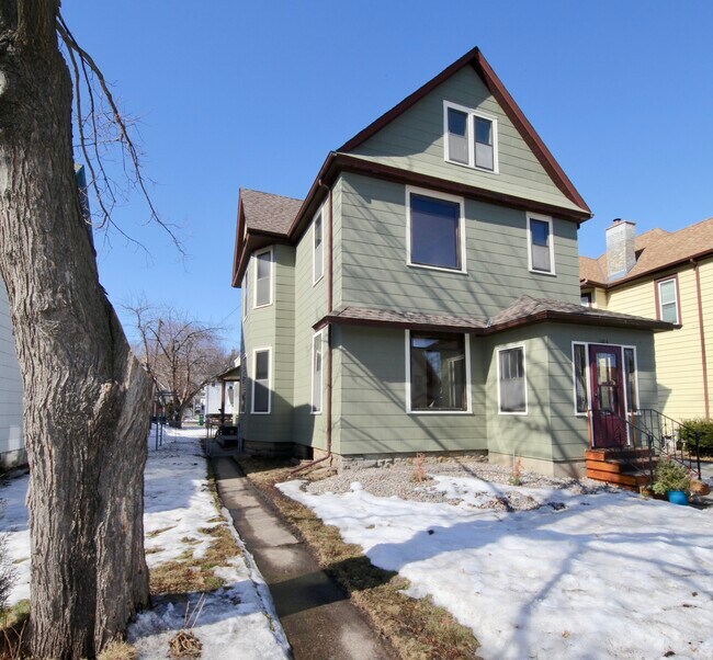 Hay unidades dúplex arriba y abajo disponibles - 1334 Monroe St NE