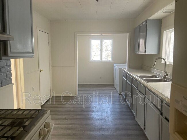 Building Photo - 646 Lansing St