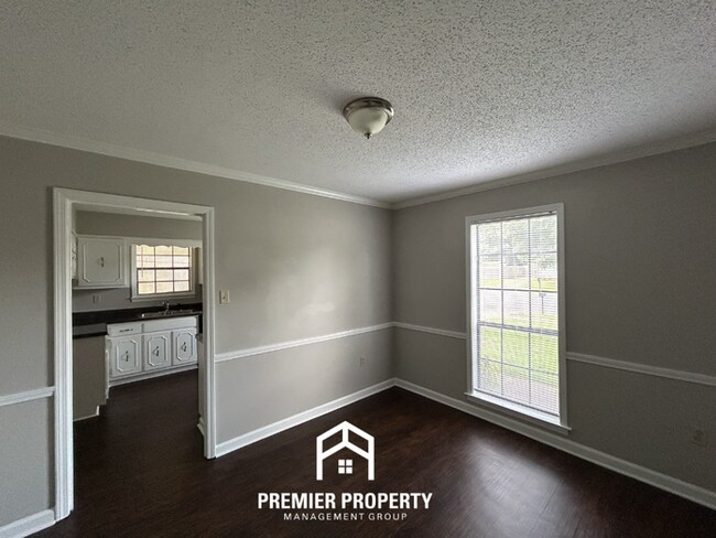 Foto del edificio - Stunning 3BR/2BA Near Southwind | 2,079 Sq Ft, Built-Ins, Fireplace & Covered Patio