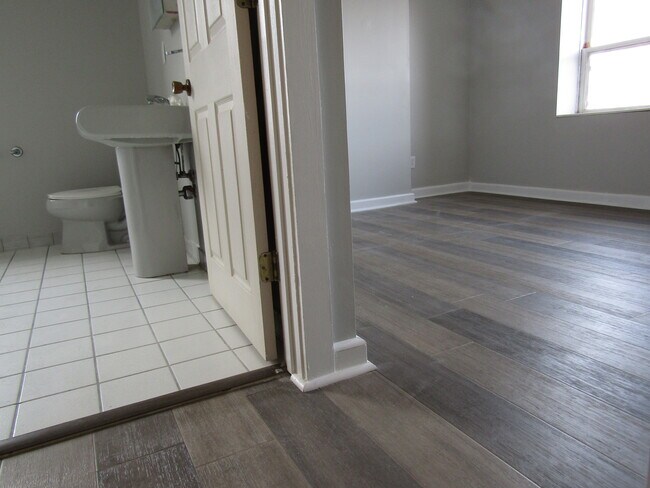 Master Bdrm & Bath - 427 Hopkins St
