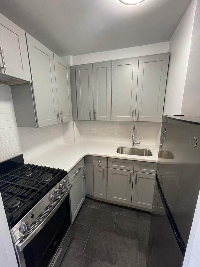 Foto del edificio - 1075 Sheepshead Bay Rd