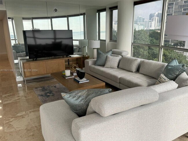Building Photo - 2025 Brickell Ave