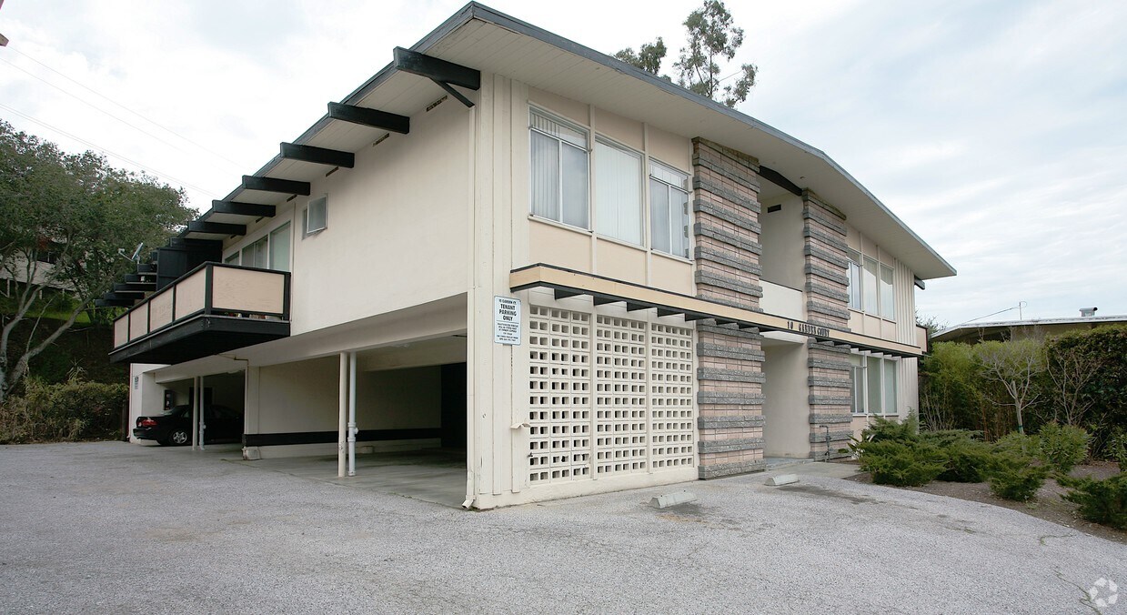 Building Photo - 10 Garden Ct