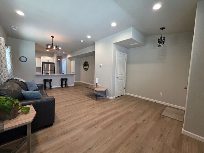 Building Photo - Gorgeous 2 Bed 3 bath Town Home In Lorson Ranch!!