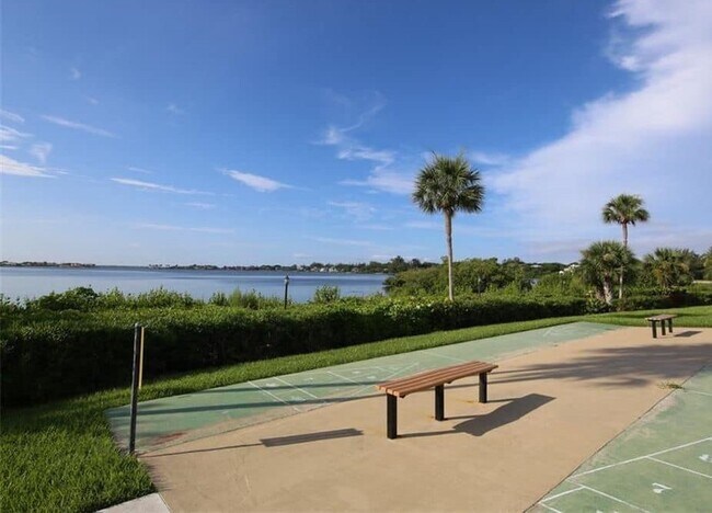 Foto del edificio - 1634 Stickney Point Rd