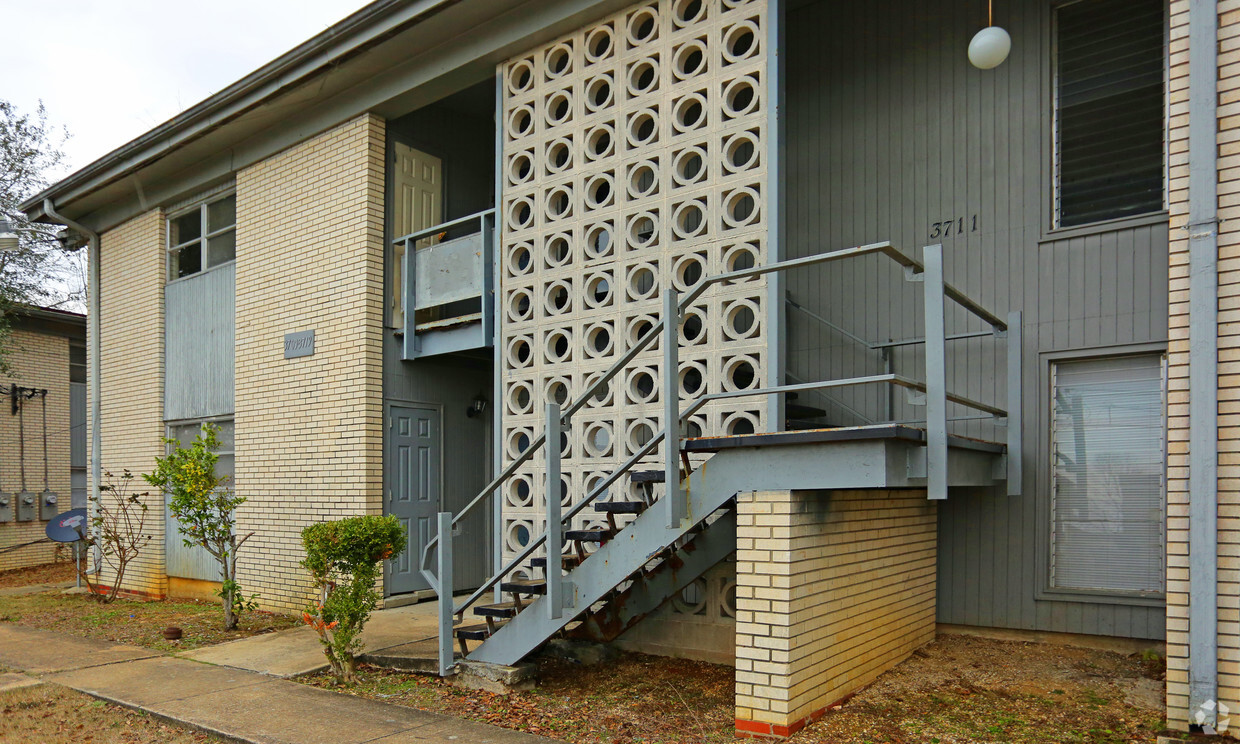 Primary Photo - Chateau Apartments