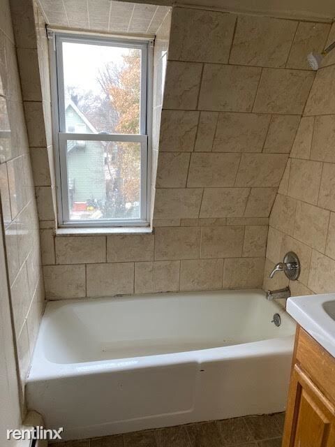 Building Photo - 5 br, 2 bath Townhome - Truman St