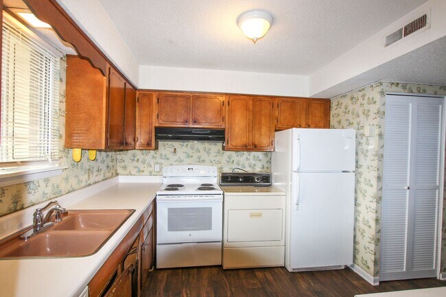 Foto del edificio - Move in Credit! 2 bedroom, 2.5 bath townho...