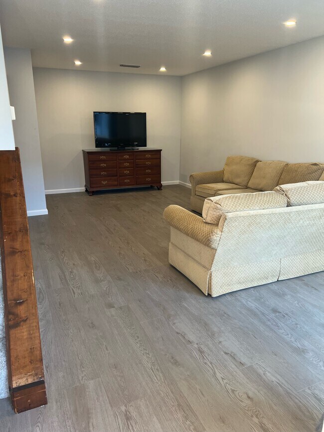 Foto del edificio - 215 Cottonwood Rd