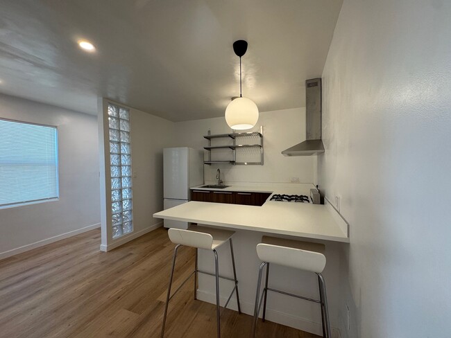 Building Photo - 3261 Del Mar Ave