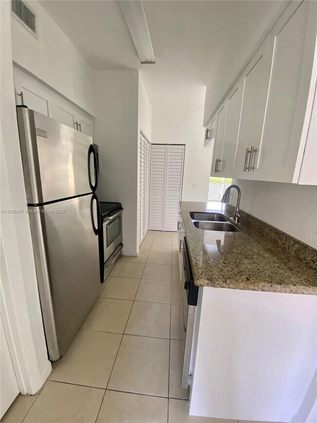 Foto del edificio - 18350 NW 68th Ave