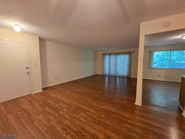 Foto del edificio - 71 Drake Ln