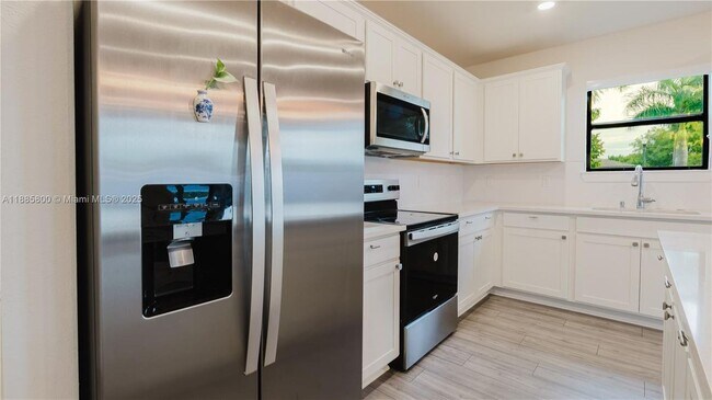 Foto del edificio - 3001 Hibiscus Ave