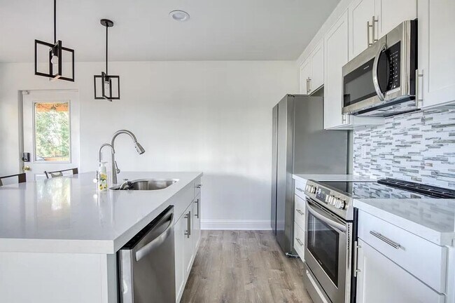 Building Photo - Beautiful Lower-Level Home in Bellevue