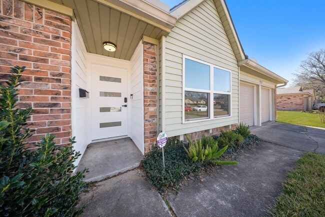 Building Photo - 9115 Tanager St