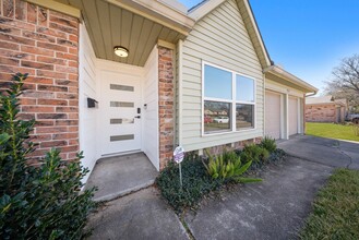 Building Photo - 9115 Tanager St