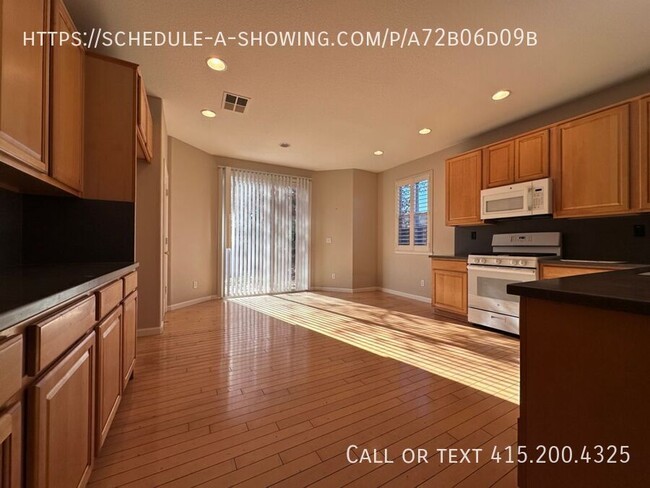 Building Photo - 4 Bed 2 Bath Wash/Dryer Hookups & 2 Car Ga...