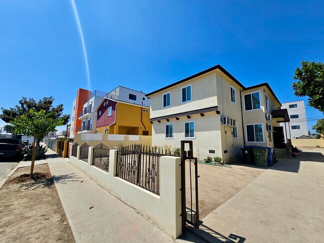 Foto del edificio - 1349 W 35th St