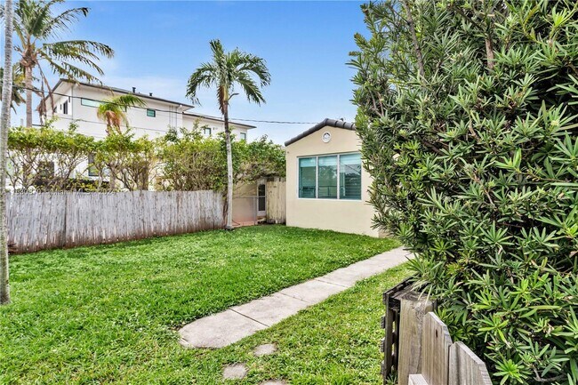Building Photo - 9572 Carlyle Ave