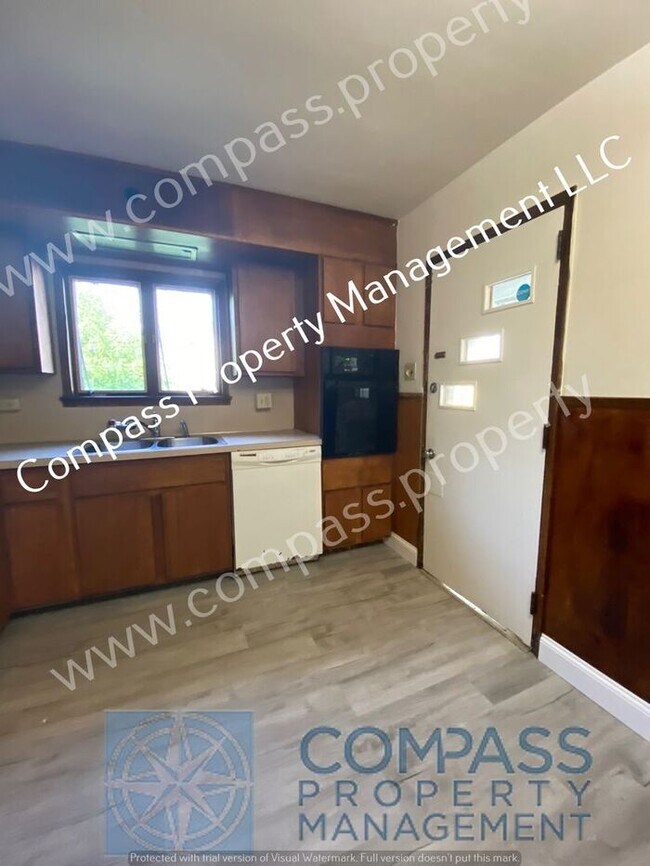 Building Photo - $1195 - 1+ Bed, 1.5 Bath, Apartment - Coat...