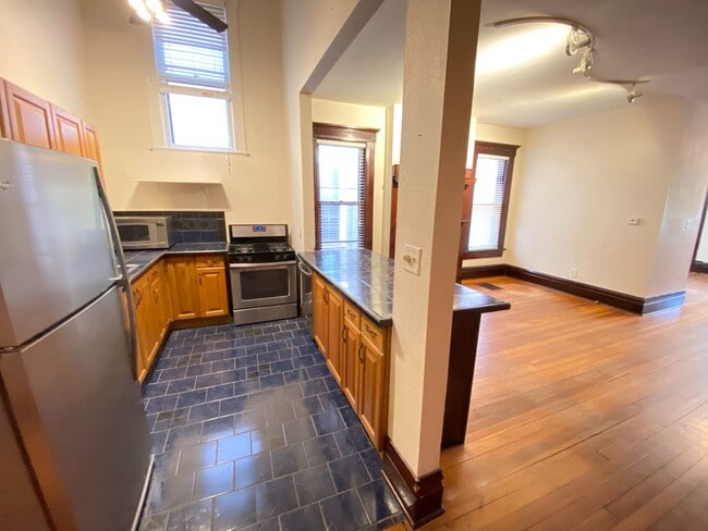 Building Photo - Dennison Ave 866-868 CR