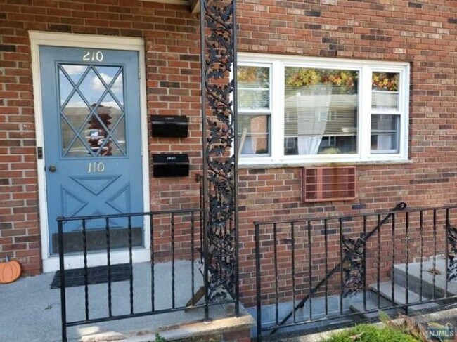 Building Photo - 422 Ringwood Ave