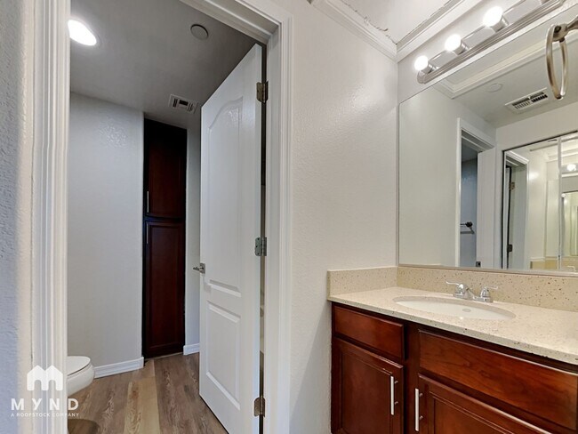 Foto del edificio - 1351 N Pleasant Dr
