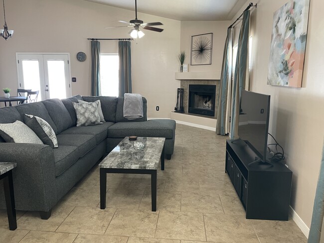 Building Photo - 1813 Amber Dr