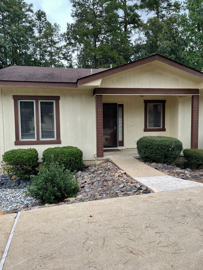 Foto del edificio - 2 Bedroom, 1.5 bathroom townhome located in a quiet neighborhood. Amenities can be transferred!  ...