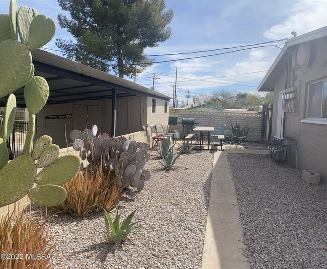 Photo - 1007 E Silver St Apartments