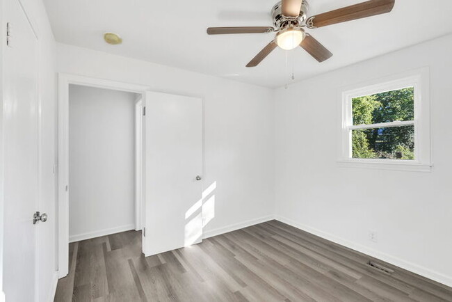 Building Photo - Newly Renovated 2 Bed/1 Bath Duplex 10 Min...