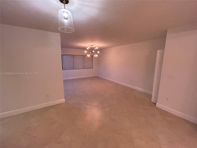 Building Photo - 2880 Pine Tree Dr