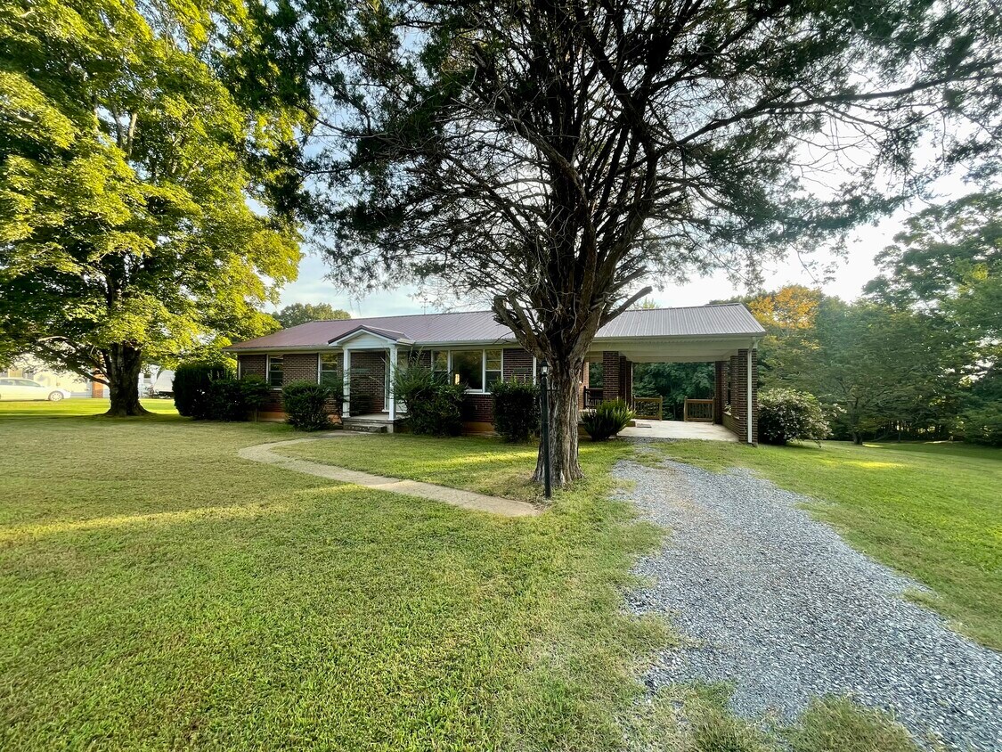 Primary Photo - 2106 Railview Rd