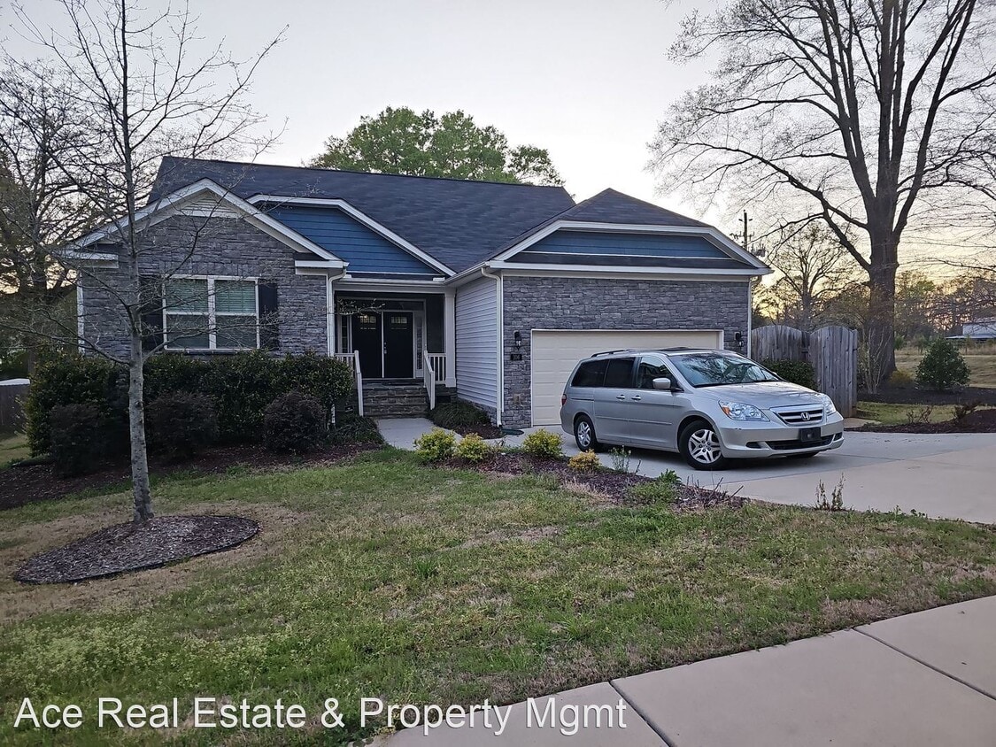 Primary Photo - 5 br, 3.5 bath House - 106 Roaring Creek D...