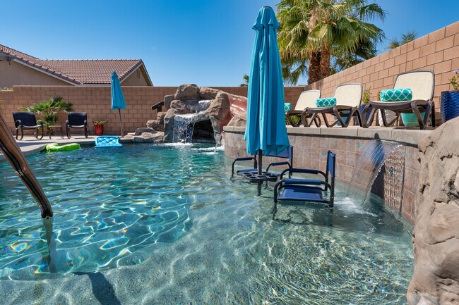 Shallow Step for Sitting - 84480 Volare Ave