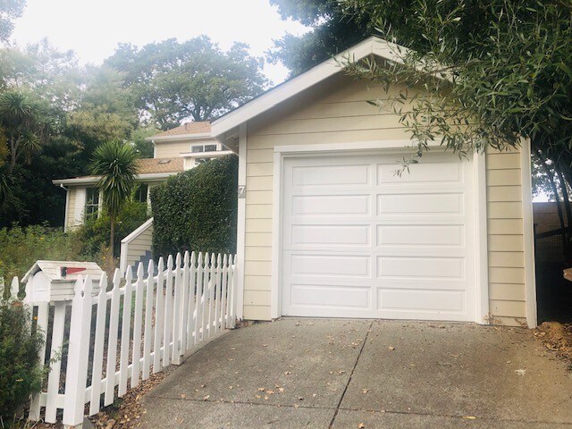 Building Photo - LARGE, Handsome 4 bed/3 bath, 2-Level Home...