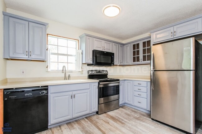 Building Photo - Charming & Move-In Ready Home in Hickory Hills!