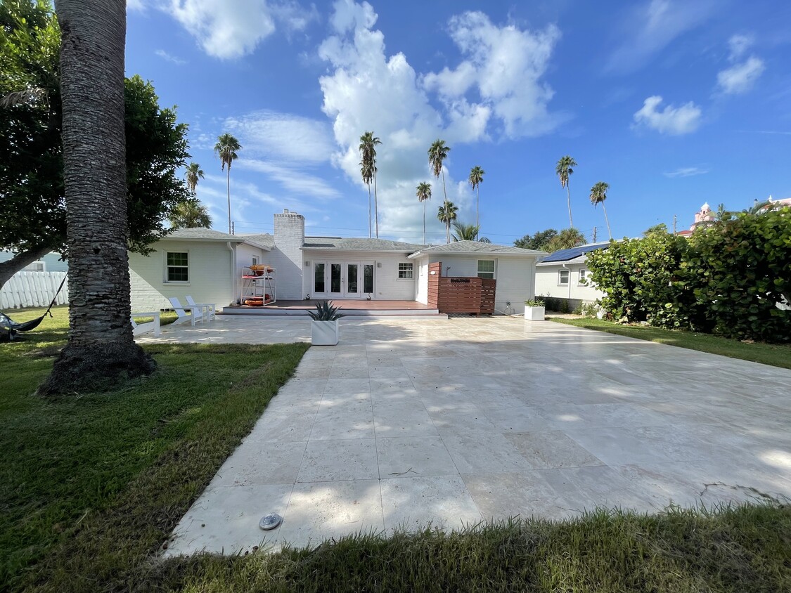 Primary Photo - 3411 E Debazan Ave