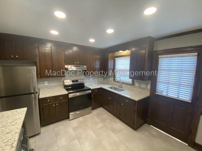 Building Photo - 214 W Broaddus Ave