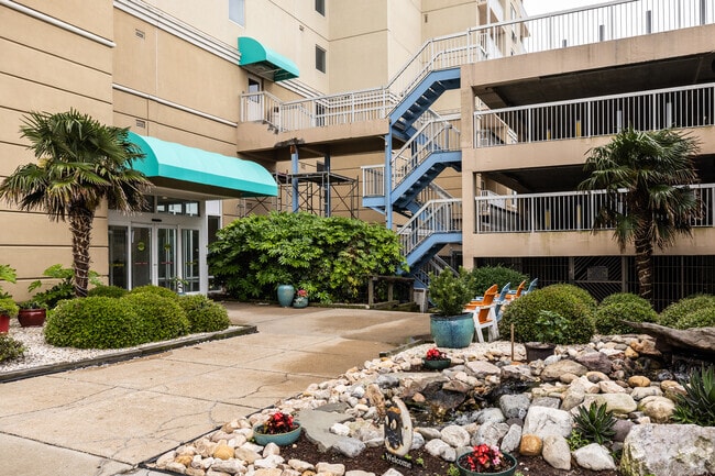 Building Photo - Dolphin Run