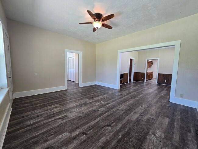 Building Photo - 3 Bedroom 2 Bath home in Asher!
