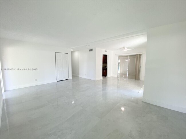 Foto del edificio - 7805 NW 67th Ave