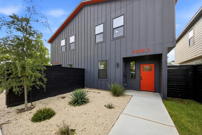 Foto del edificio - 7818 Hanfro Ln