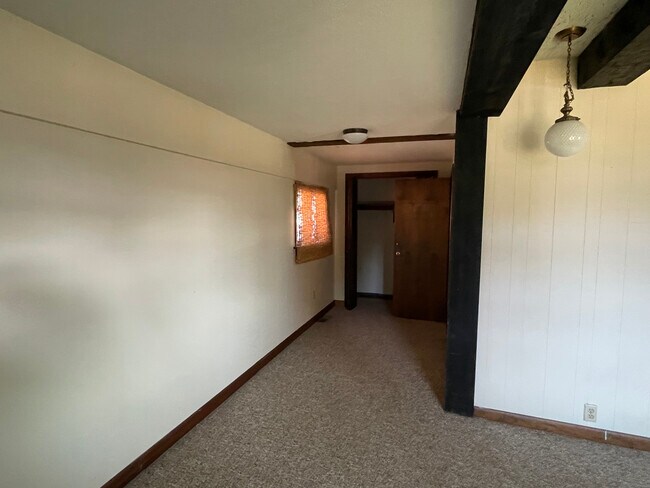 Armario del dormitorio y entrada al baño privado. - 29 Center St
