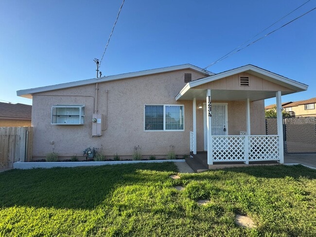 Building Photo - 5 Bedroom, 3.5 Bath, Beautiful 1,856 SQ FT...