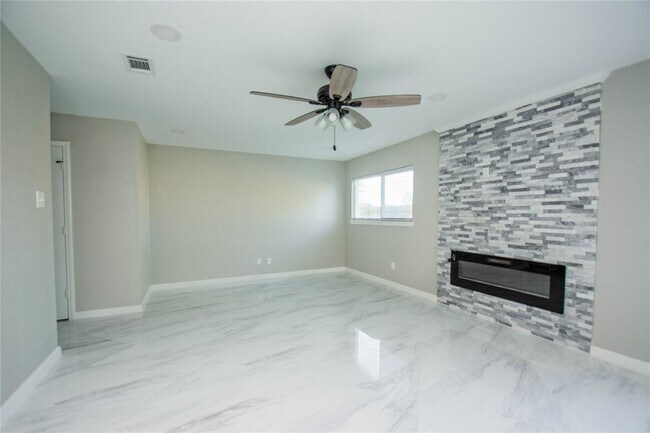 Foto del edificio - 445 E Castle Harbour Dr